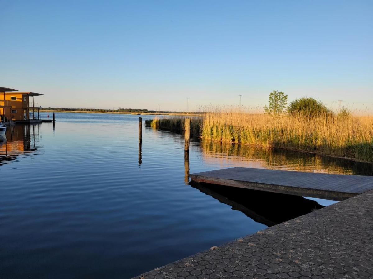 Hotel 4 Sterne Dtv Floating House Kröslin Esterno foto