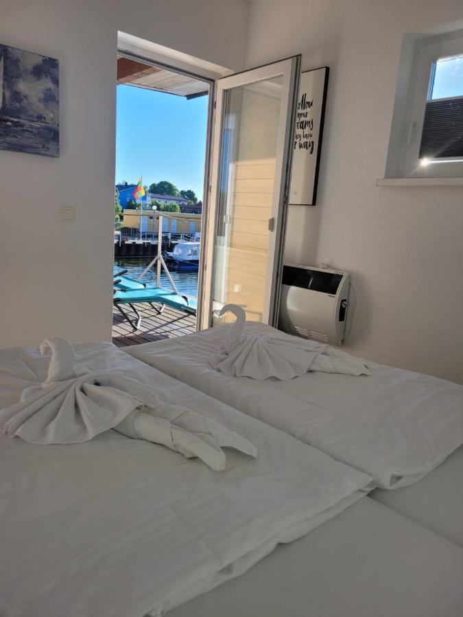 Hotel 4 Sterne Dtv Floating House Kröslin Esterno foto
